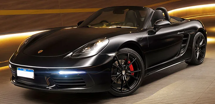 Porsche 718 Boxster conversível em estúdio, vista lateral tríquartos